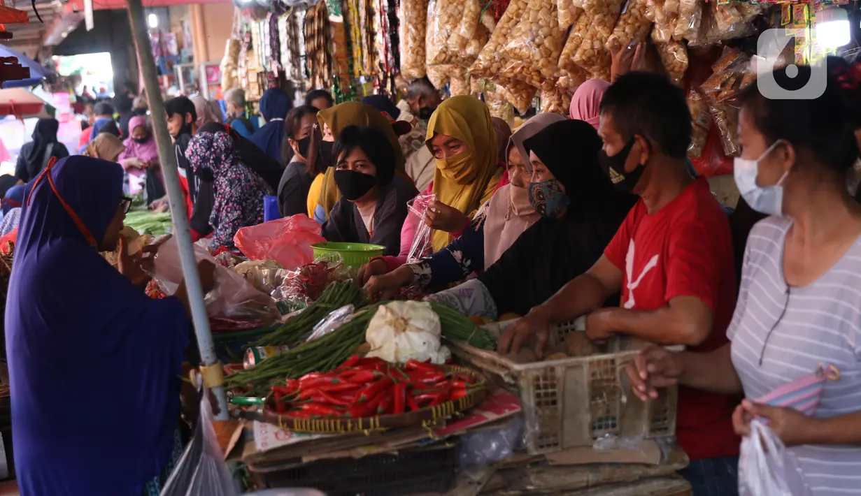 Pengunjung membeli kebutuhan makanan untuk persiapan Lebaran di pasar Kebayoran Lama, Jakarta, Selasa (11/5/2021). Warga memadati pasar tradisional demi memenuhi kebutuhan jelang Idul Fitri 1442 H. (Liputan6.com/Angga Yuniar)