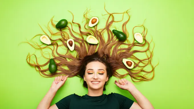 Miliki Rambut Berwarna yang Sehat dengan Rutin Mengonsumsi 5 Makanan Alami Ini