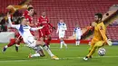 Pemain Atalanta, Josip Ilicic, mencetak gol ke gawang Liverpool pada laga Liga Champions di Stadion Anfield, Kamis (26/11/2020). Liverpool takluk dengan skor 0-2. (Laurence Griffiths/Pool via AP)