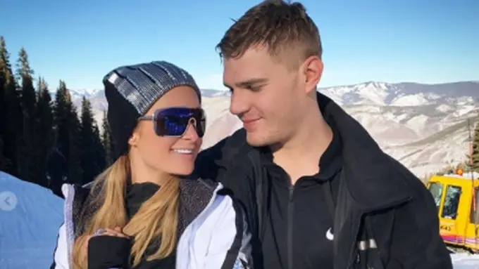 [Bintang] Paris Hilton dan Chris Zylka