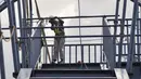 Pekerja menyelesaikan pembangunan jembatan penyeberangan orang (JPO) di dekat Stasiun Jatinegara, Jakarta, Senin (11/5/2020). JPO yang ditargetkan rampung pada tahun ini tersebut sekaligus menjadi jalur keluar penumpang kereta Stasiun Jatinegara. (merdeka.com/Iqbal S. Nugroho)
