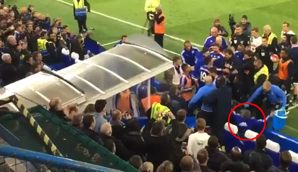 Guus Hiddink terlihat terjatuh saat keributan di Stadion Stamford Bridge, Inggris (3/5). Untungnya Hiddink tidak mengalami cedera. Hiddink langsung dapat pertolongan dari beberapa steward yang berada di sekitarnya. (Twitter/@Jonathankydd)  