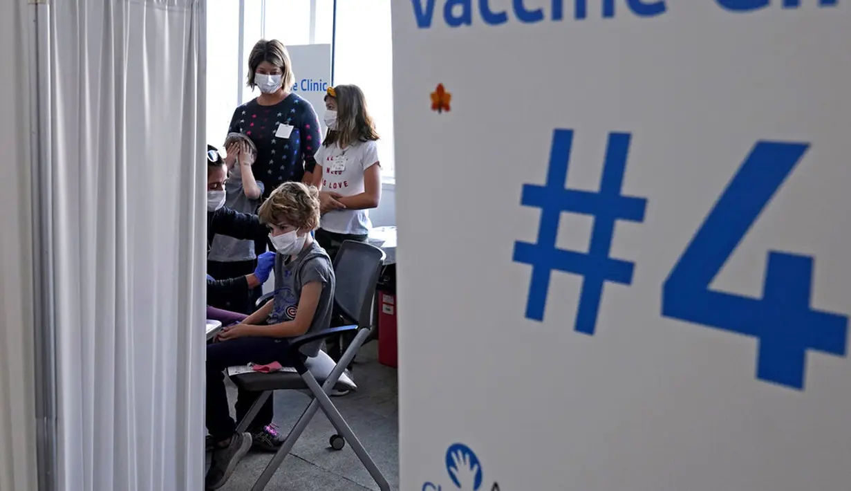 Graham Roark (8) menerima vaksin COVID-19 Pfizer dari perawat Rumah Sakit Lurie Children Virginia Scheffler di Rumah Sakit Lurie Children, Chicago, Amerika Serikat, 5 November 2021. AS gelar vaksinasi COVID-19 untuk anak-anak berusia 5-11 tahun. (AP Photo/Nam Y. Huh)