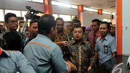  Wakil Presiden Jusuf Kalla disambut petugas sat meninjau pemberian bantuan Program Simpanan Keluarga Sejahtera (PSKS) di Kantor Pos Rawamangun, Jakarta, Rabu (19/11/2014). (Liputan6.com/Johan Tallo) 