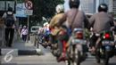 Seorang pejalan kaki melintas melalui trotoar dikawasan Sudirman, Jakarta, Senin (18/4). Gubernur Basuki T Purnama berencana memperlebar trotoar sampai 9,5 meter agar mempermudah orang berjalan kaki usai naik kereta atau bus. (Liputan6.com/Faizal Fanani)