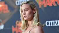Aktris Brie Larson berpose saat menghadiri pemutaran perdana film "Captain Marvel" di Hollywood, California, AS (4/3). Brie Larson tampil cantik mengenakan gaun emas bertabur bintang-bintang. (AFP Photo/Amy Sussman)