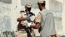 Pasukan pemerintah Libya yang didukung PBB memindahkan sisa-sisa bahan peledak di sebuah kamp militer di Tripoli selatan, Libya (22/7/2020). (Xinhua/Hamza Turkia)