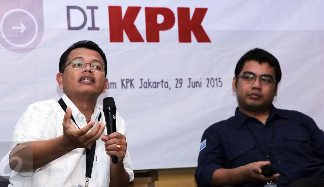 Jaksa KPK, Yudi Kristiana (kiri) dan Kepala Bagian Pemberitaan dan Publikasi KPK Priharsa Nugraha saat menjadi pembicara dalam diskusi ‘Membedah Penanganan Perkara di KPK’, Jakarta, Senin (29/6/2015). (Liputan6.com/Helmi Afandi)