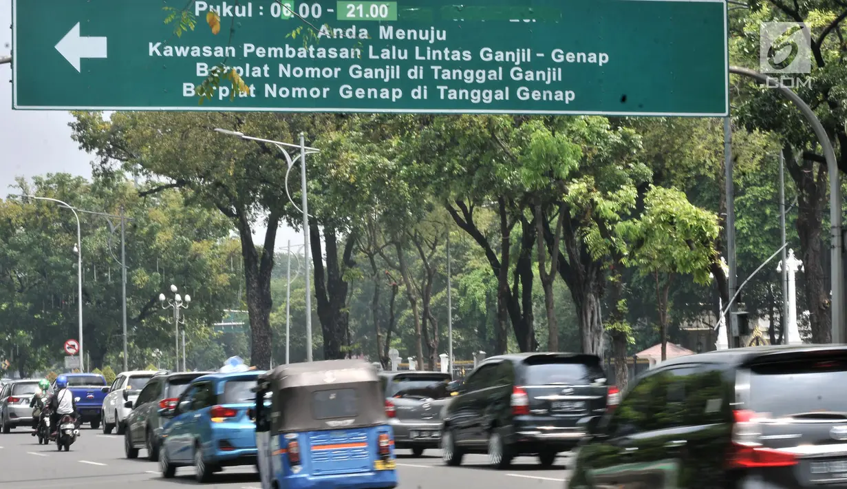 Kendaraan melintas di bawah rambu pemberitahuan sistem ganjil genap di Jalan Medan Merdeka Utara, Jakarta, Senin (3/9). Pemprov DKI Jakarta melalui Pergub Nomor 92 Tahun 2018 memperpanjang waktu sistem ganjil genap. (Merdeka.com/Iqbal S. Nugroho)