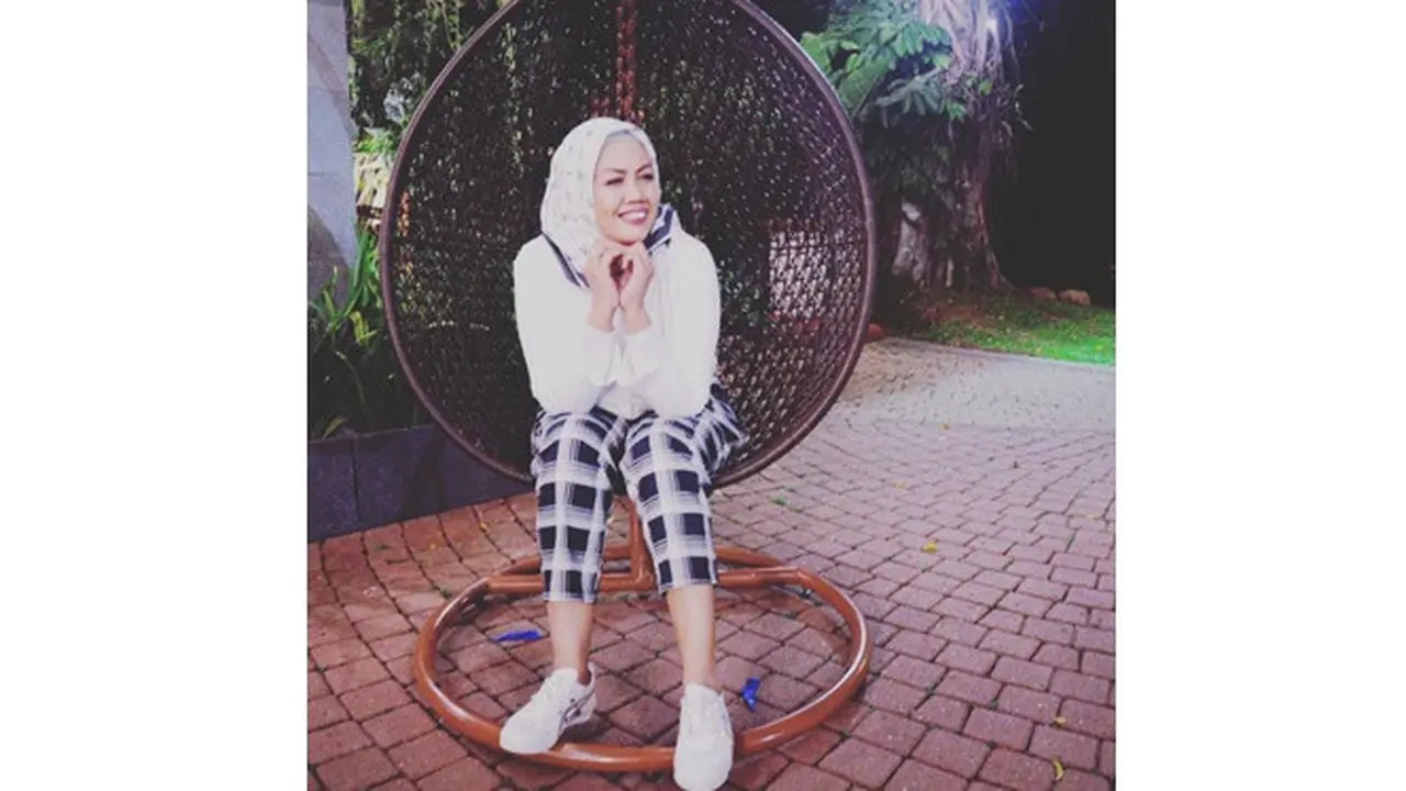 6 Gaya Foto Elly Sugigi Bak ABG, Ada yang di Pinggir Kolam Renang