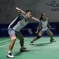 Pasangan ganda campuran Indonesia, Rehan Naufal Kusharjanto/Lisa Ayu Kusumawati saat bertanding melawan pasangan Jerman, Mark Lamsfuss/Isabel Lohau dalam babak 32 Besar Turnamen Bulu Tangkis East Ventures Indonesia Open 2022 di Istora Senayan, Jakarta, Selasa (14/6/2022). Rehan/Lisa kalah rubber game 13-21, 21-16 dan 17-21. (Bola.com/Bagaskara Lazuardi)