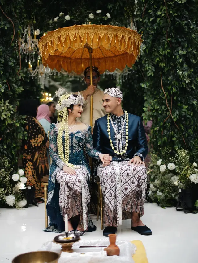 7 Potret Pernikahan Debi Sagita dan Marco Ivanos, Tampil Menawan dengan Siger Sunda