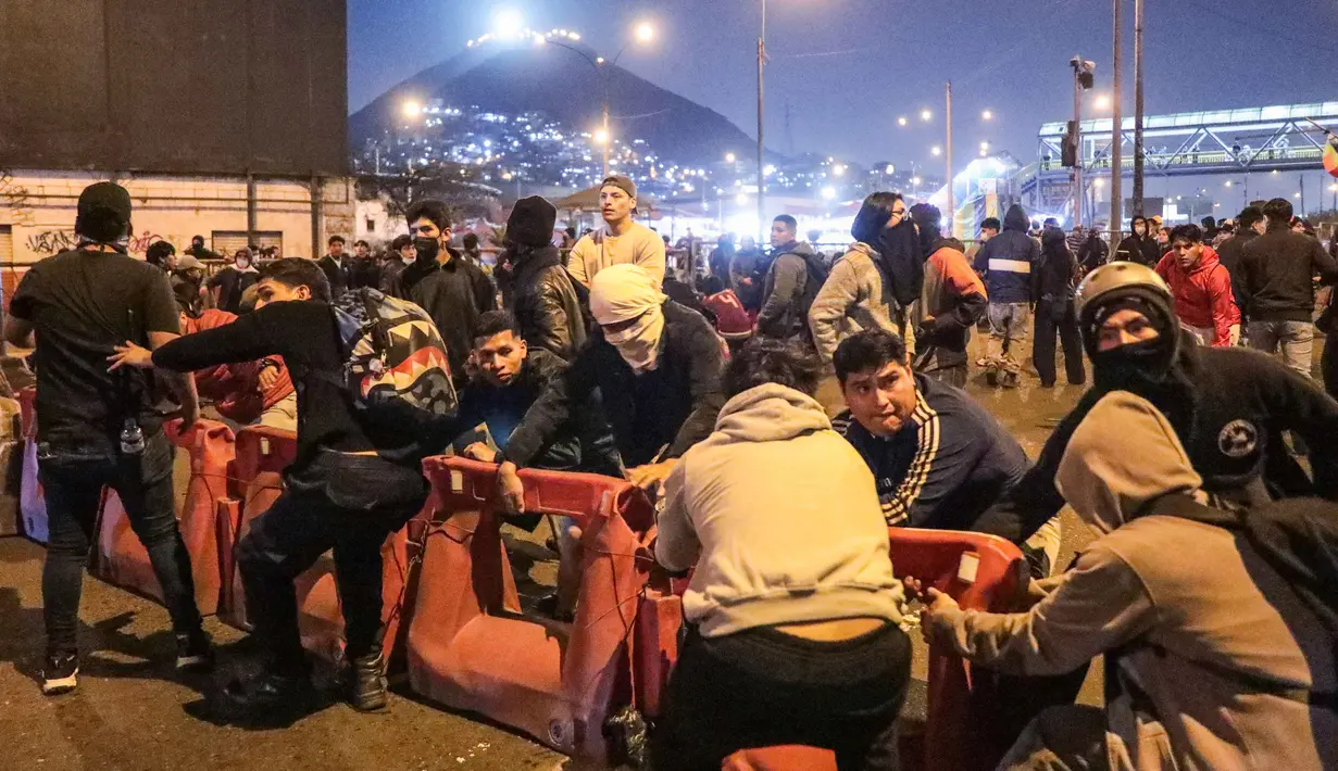 Aksi protes pecah ketika sekelompok anak muda melempar batu, bom molotov, dan kembang api ke arah polisi. (CONNIE FRANCE/AFP)