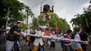 Umat Hindu membawa Ogoh-ogoh, patung yang melambangkan roh jahat, selama pawai menjelang Nyepi di Surabaya pada Rabu 18 Maret 2026. Menyambut datangnya Hari Raya Nyepi, umat Hindu di kota Surabaya, Jawa Timur, menggelar pawai Ogoh-ogoh. (JUNI KRISWANTO/AFP)