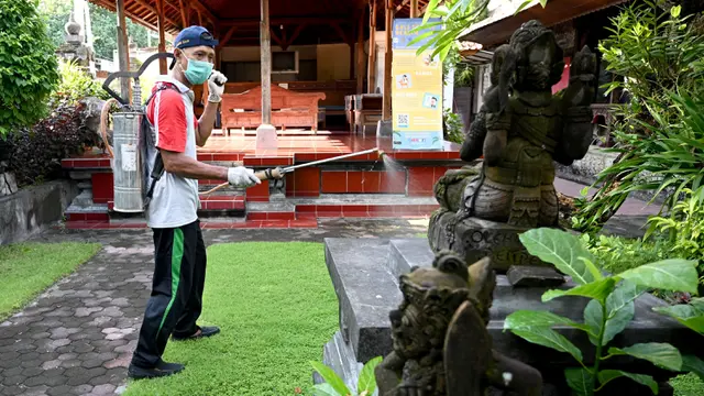 Petugas Semprot Disinfektan di Kawasan Wisata Sanur