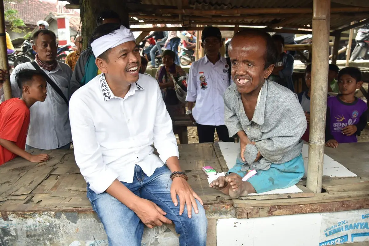 Cawagub Dedi Mulyadi Gendong Dede, Pengemis di Jalanan Bekasi (Liputan6.com/Abramena)