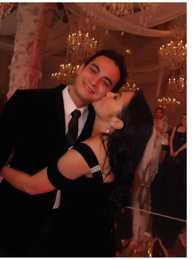 6 Gaya Prilly Latuconsina Pakai Dress Hitam di Resepsi Luna-Maxime, Gandeng Kekasih