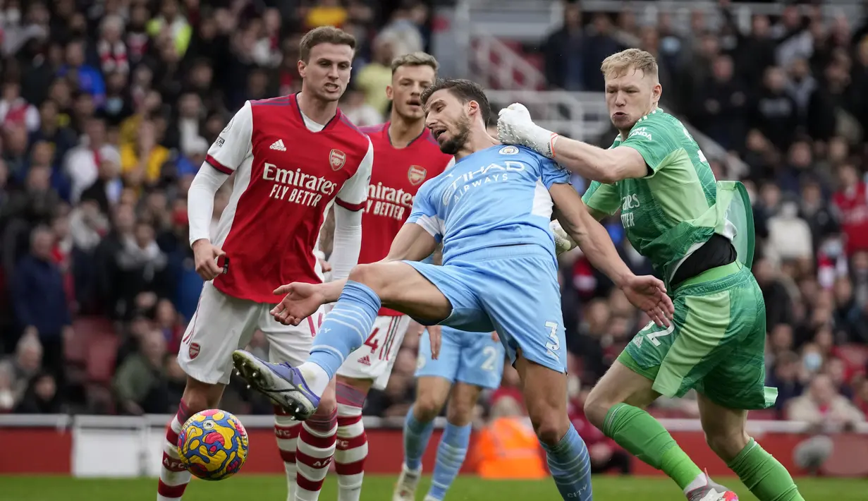 Unggul jumlah pemain, Manchester City mengurung pertahanan Arsenal. The Gunners mampu bertahan dengan baik dan sempat membuat para pemain The Citizens frustrasi. (AP/Matt Dunham)