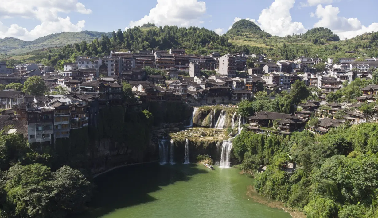 Foto dari udara menunjukkan pemandangan objek wisata Kota Furong di Wilayah Yongshun, Provinsi Hunan, China tengah (2/8/2020). Dengan menerapkan sejumlah langkah pencegahan epidemi, objek wisata tersebut mencatat peningkatan kunjungan turis selama liburan musim panas. (Xinhua/Chen Sihan)