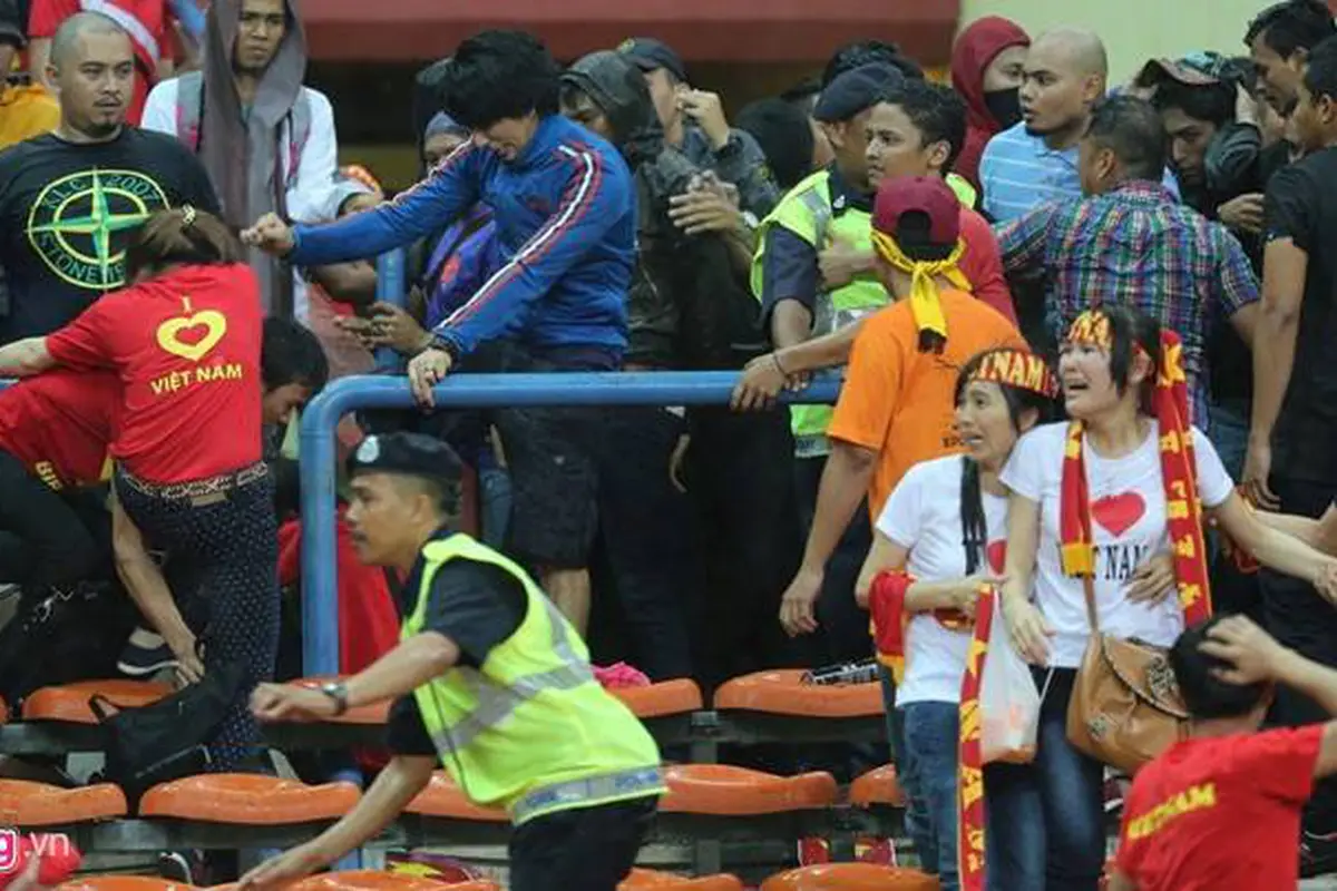 Ultras Malaysia Serang fans wanita Vietnam
