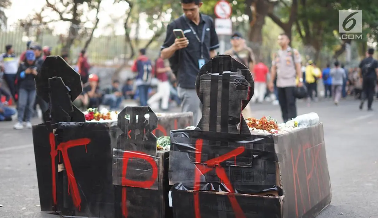 Massa dari Badan Eksekutif Mahasiswa Seluruh Indonesia (BEM SI) membawa replika nisan saat melakukan aksi unjuk rasa di sekitar Gedung DPR RI, Jakarta, Selasa (1/10/2019). (Liputan6.com/Immanuel Antonius)