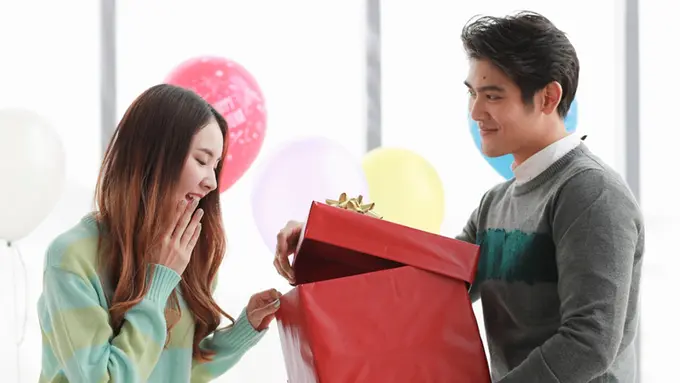 3 Hadiah Anniversary yang Bisa Bikin Istri Berseri-seri saat Menerimanya
