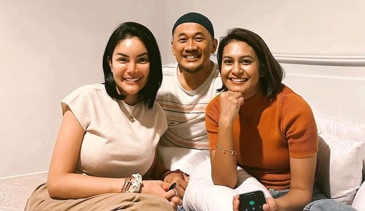 Aura positif Nikita Mirzani juga terlihat saat bertemu dengan Hanung Bramantyo dan Raihaanun. Diketahui, Niki menjadi executive producer yang dibantu oleh Hanung dalam pembuatan film Beautiful Pain. Memproduseri sebuah film merupakan pengalaman baru dan salah satu mimpi terbesar bagi ibu tiga anak itu. (Liputan6.com/IG/@nikitamirzanimawardi_172)