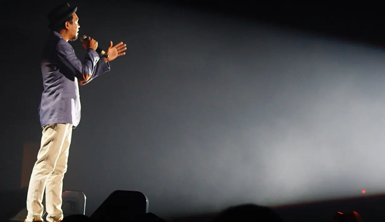 Di hari ke-3 Java Jazz Festival 2017, tidak hanya Glenn Fredly yang hadir saat itu. Terdapat juga beberapa penyanyi Jazz lainnya seperti Neyo, Ras Muhammad, Eva Celia, Sergoi Mendes, Armand Maulana dan juga Iwan Fals. (Syaiful Bahri/Bintang.com)