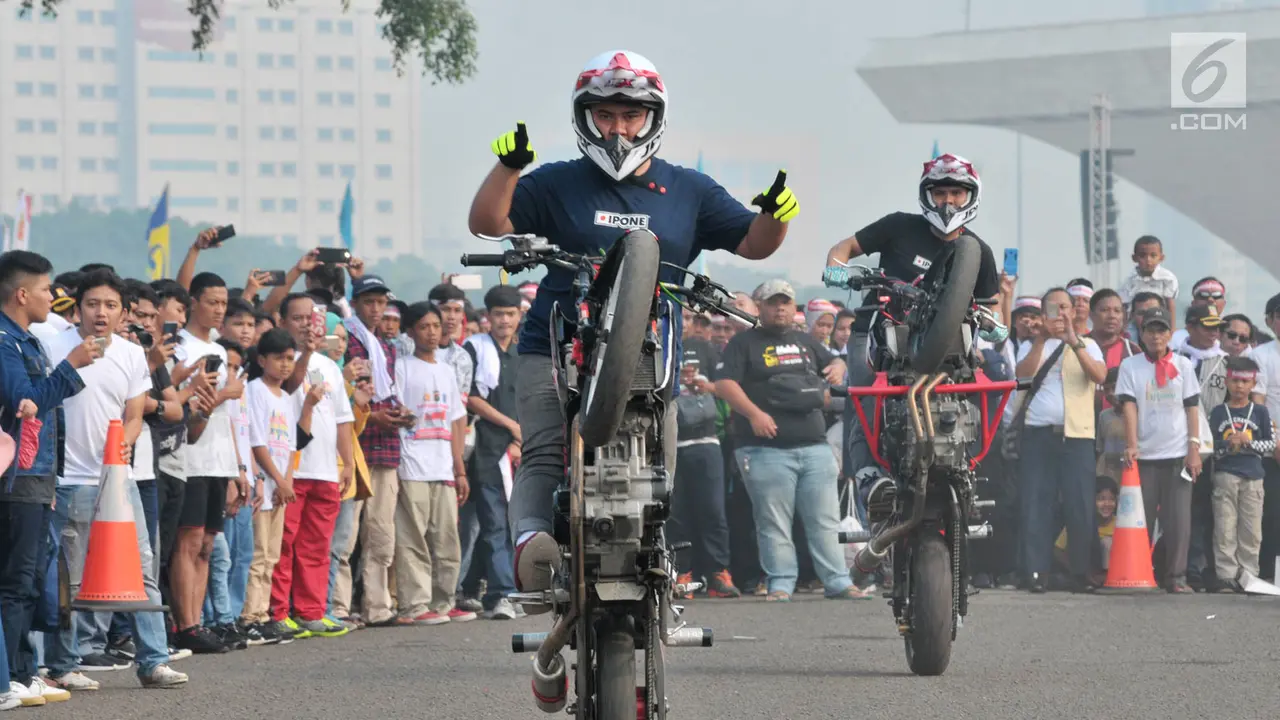 Atraksi Freestyle Sepeda Motor Ramaikan Festival Damai di Monas