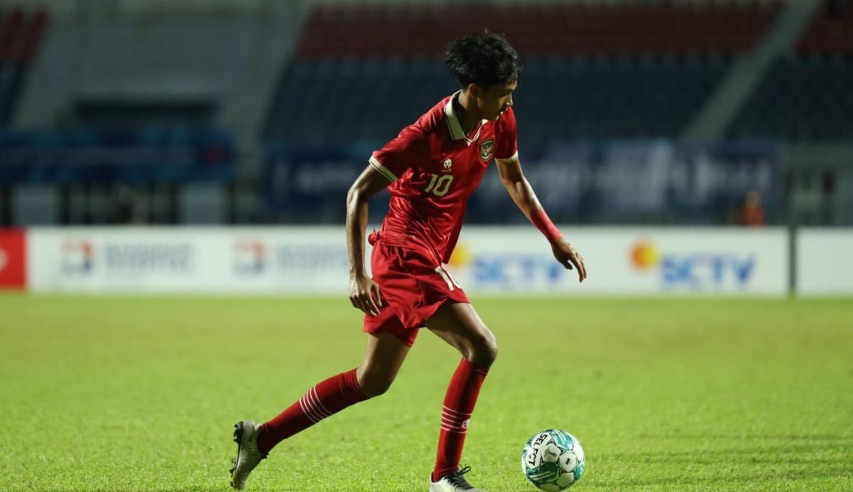 Pemain Timnas Indonesia U-23, M Ragil, mengontrol bola dalam pertandingan final Piala AFF U-23 2023 melawan Timnas Vietnam yang berlangsung di Rayong Province Stadium, Thailand, Sabtu (26/8/2023) malam WIB. (Dok. PSSI)