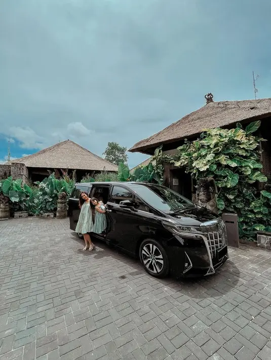 Gaya pakaian yang relaks seperti loose dress juga membuat gerak leluasa dan anti-gerah saat cuaca panas (Foto: Instagram @gisel_la)