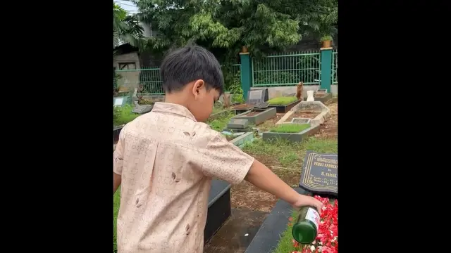 Momen Gala Sky Ziarah ke Makam Orang Tua