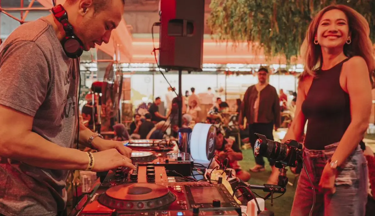 Serta BCL yang tampak asyik berjoget saat Tiko memainkan alat DJ mengenakan tanktop hitam dan ripped jeans.  [@tikoaryawardhana]