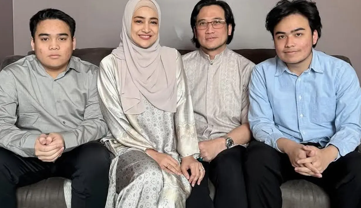 Cindy fatikasari dan Tengku Firmansyah mengenakan busana warna coklat saat rayakan lebaran di Kanada. [@tengku_firmansyah]