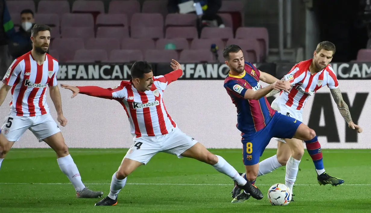 Barcelona melanjutkan pembelian mahal mereka baru-baru ini dengan mendatangkan Miralem Pjanic (dua kanan) dari Juventus seharga 60 juta euro. Kepindahan yang dipertanyakan mengingat usia sang gelandang serang tak lagi muda. (Foto: AFP/Lluis Gene)