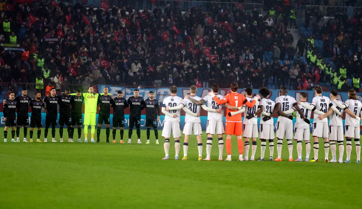 Para pemain mengheningkan cipta untuk korban gempa Turki dan Suriah sebelum dimulainya pertandingan sepak bola leg pertama playoff Liga Konferensi Eropa antara Trabzonspor dan Basel di Stadion Senol Gunes, Trabzon, Turki, 16 Februari 2023. (AP Photo)