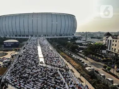 Ribuan umat Islam melaksanakan sholat Id 1 Syawal 1443 Hijriah hingga memenuhi Stadion Jakarta Internasional Stadium, Senin (2/5/2022). Pemerintah Indonesia menetapkan Hari Raya Idul Fitri 1443 Hijriah jatuh pada tanggal 2 Mei 2022. (Liputan6.com/Johan Tallo)