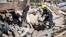 Seorang pekerja penyelamat mencari korban selamat pada reruntuhan rumah yang rusak akibat gempa di Talat-n-Ya'qoub, Provinsi Al-Haouz, Maroko, Senin (11/9/2023). Jumah korban tewas akibat gempa Maroko bertambah lagi menjadi 2.862 orang per Senin (11/9/2023) pukul 20.00 waktu setempat atau Selasa (12/9/2023) pukul 02.00 WIB. (Fadel SENNA/AFP)