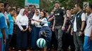 Mantan pesepakbola David Beckham mengunjungi SMPN 17 Semarang dalam kunjungannya sebagai Duta Kehormatan UNICEF, Rabu (28/3). Hal ini merupakan bagian dari kampanye Beckham dalam melawan aksi bullying di berbagai lingkungan. (Liputan6.com/Pool/UNICEF)