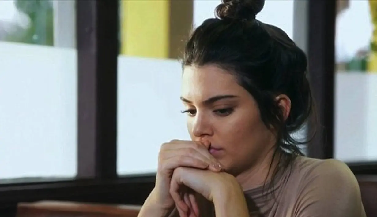 Netizen menganggap Kendall Jenner terlalu kurus dan hal itu membuat dirinya lebih marah. (Galore Mag)