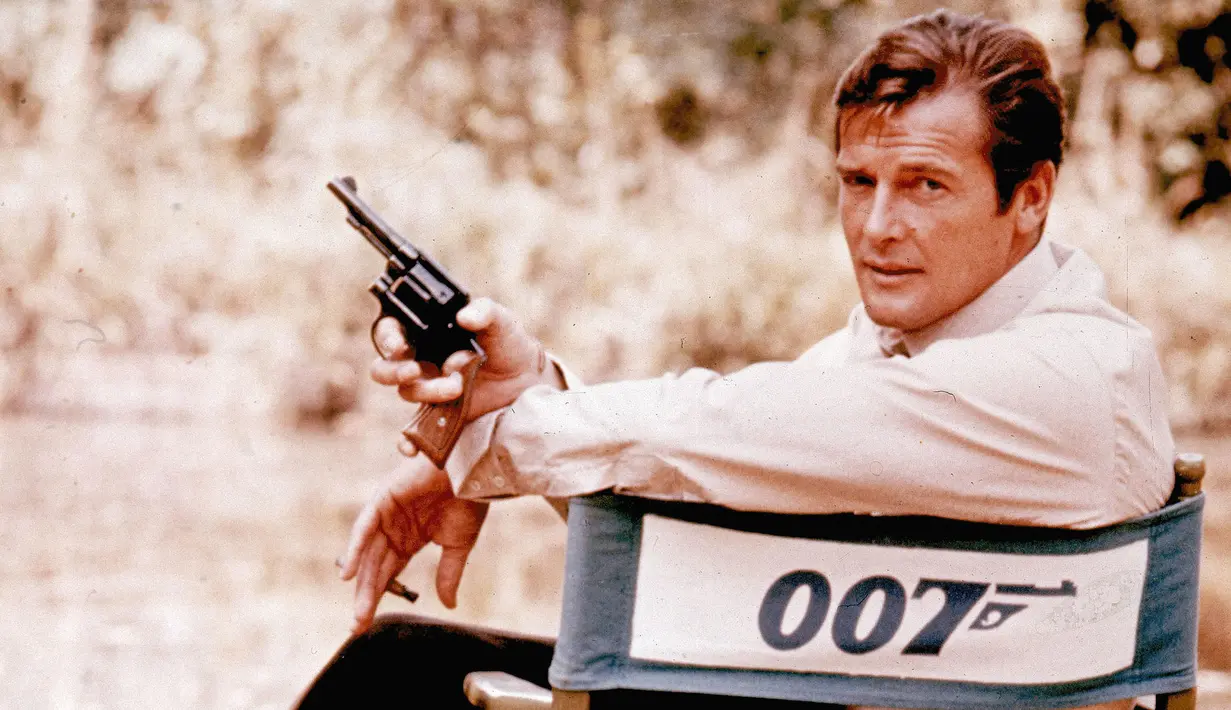 Sir Roger George Moore lahir di Inggris pada 14 Oktober 1927. Berperan sebagai agen rahasia James Bond selama tujuh film antara tahun 1973 sampai 1985 menjadikannya sebagai aktor paling lama yang memerankan karakter James Bond. (GPB News)