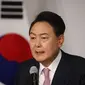 Presiden terpilih Korea Selatan Yoon Suk-yeol berbicara selama konferensi pers di Majelis Nasional di Seoul pada 10 Maret 2022, pagi setelah kemenangannya dalam pemilihan presiden negara itu. (KIM HONG-JI / POOL / AFP)