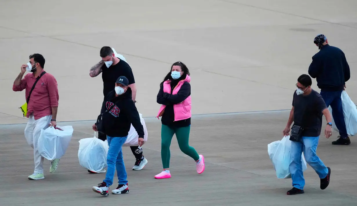 Otoritas kesehatan Spanyol mencatat sekitar 94 hingga 140 penumpang dan awak dari 19-23 negara terlibat dalam proses repatriasi ini. Tampak dalam foto, para penumpang yang dievakuasi dari kapal pesiar MV Hondius, diduga terjangkit hantavirus, tiba di bandara Eindhoven, Belanda, Minggu 10 Mei 2026. (AP Photo/Peter Dejong)