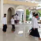 Santri Pondok Pesantren El Bayan, Cilacap keluar dari masjid usai salat berjemaah. (Foto: Liputan6.com/Muhamad Ridlo)