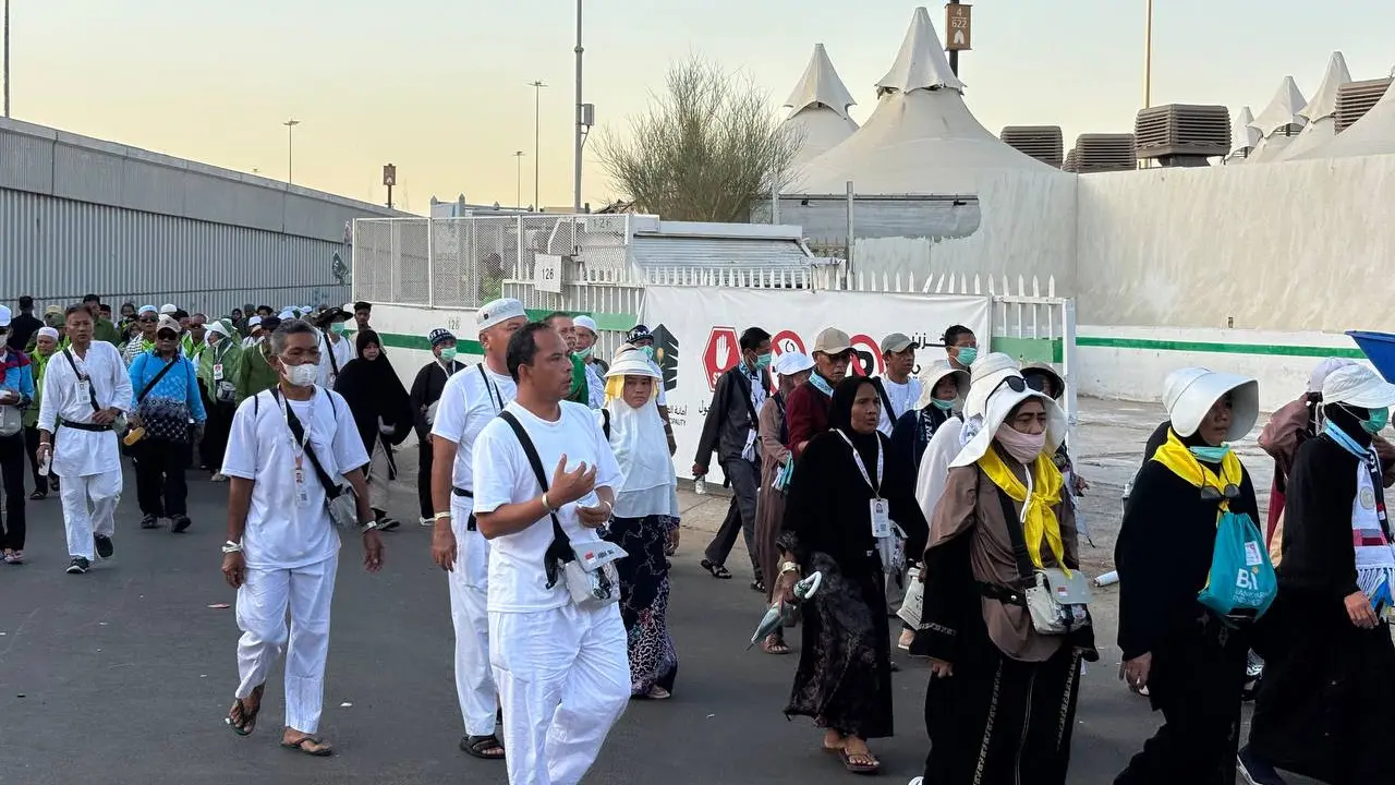 Sebelum kembali ke Makkah, jemaah Nafar Tsani terlebih dahulu melaksanakan lontar tiga jumrah (Liputan6.com/Asnida Riani)
