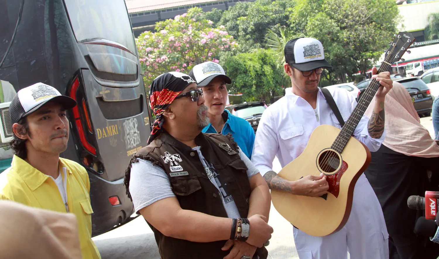 Bersama dengan Vino, Abimana dan Indro, Tora menghibur para penumpang bus Damri dari Stasiun Gambir ke Bandara Internasional Soekarno Hatta. Selain menyanyi dan bermain gitar auami Mieke itu juga memberikan hiburan menarik. (Nurwahyunan/Bintang.com)