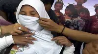 Gadis usia 14 tahun berinisial H asal Banjarnegara di kantor Komisi Perlindungan Anak Indonesia, Jakarta. H adalah korban perdagangan anak di Kabupaten Aceh Barat, NAD. (ANTARA)