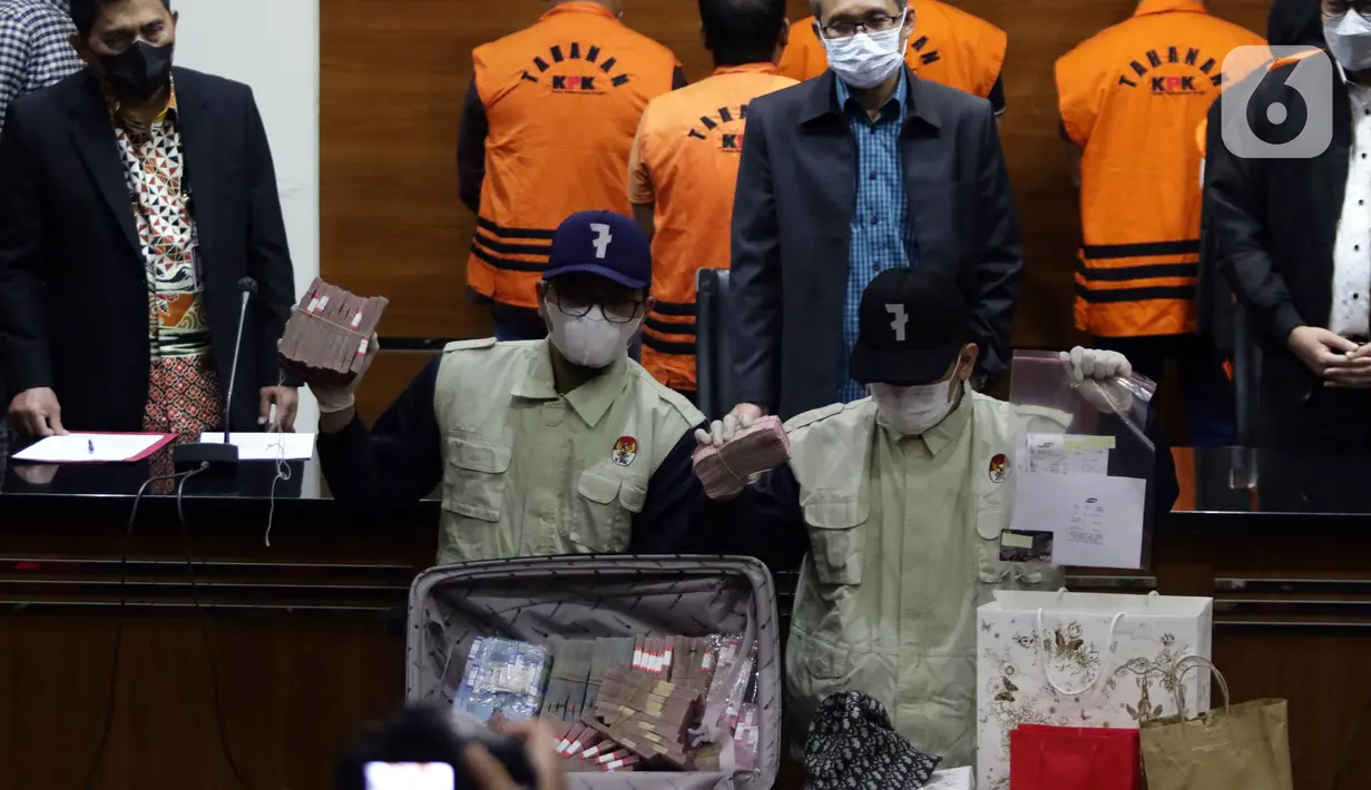 Petugas menunjukkan sejumlah barang bukti hasil OTT Bupati Penajam Paser Utara Kalimantan Timur, Abdul Gafur Mas’ud, Gedung KPK, Jakarta, Kamis (13/1/2022). Abdul Gafur Mas’ud ditetapkan sebagai tersangka kasus dugaan suap pengadaan barang dan jasa serta perijinan. (Liputan6.com/Helmi Fithriansyah)