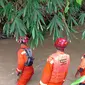 Tim SAR menyusuri sungai mencari bocah yang hanyut ke saluran air. Foto : (Dokumen Basarnas Lampung)
