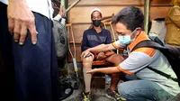 Difabel Surabaya mendapatkan kaki palsu. (Dian Kurniawan/Liputan6.com)